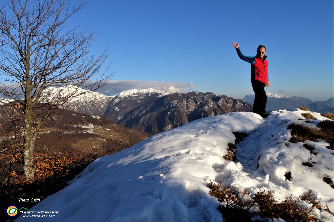 65 Un po' di neve la pesto in cresta di vetta....JPG